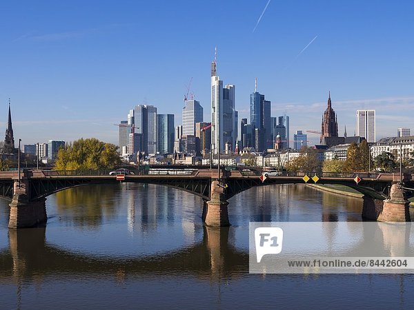 Deutschland  Hessen  Skyline von Frankfurt hinter Ignatz-Bubis-Brücke