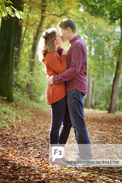 Glückliches junges Paar genießt den Herbst im Park