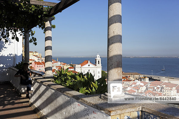 Portugal  Lissabon  Alfama  Miradouro de Santa Luzia  Blick auf den Fluss Tejo