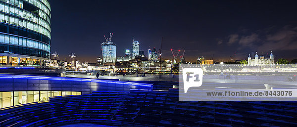 UK  London  Blick auf beleuchtete Skyline bei Nacht