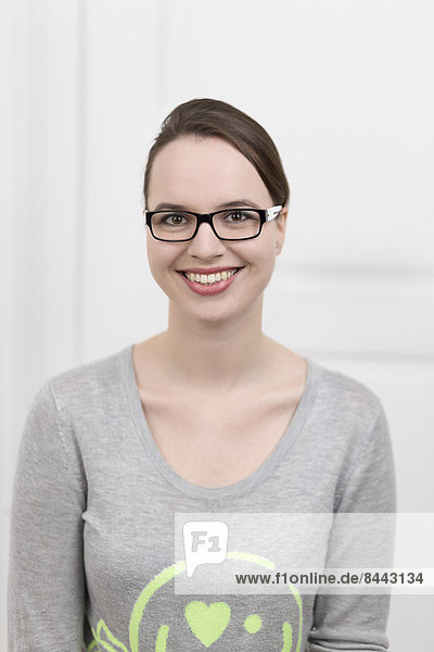 Lächelnde junge Frau mit Brille  Portrait
