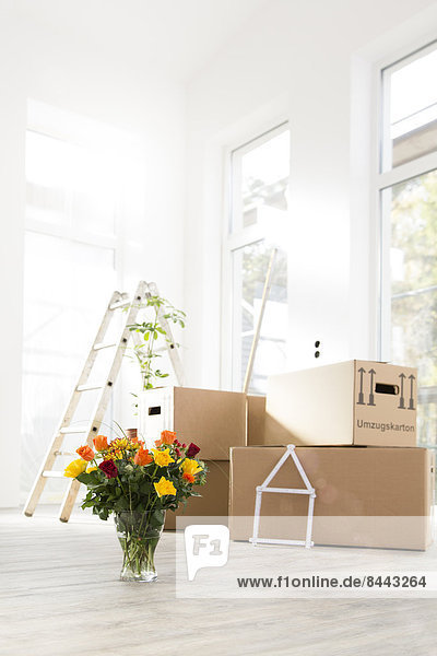 Kartons und Blumenstrauß im neuen Zuhause