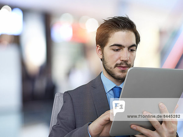 Portrait eines Geschäftsmannes mit Tablet-Computer