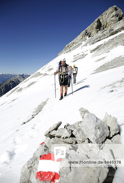 Österreich  Tirol  Karwendelgebirge  Bergsteiger überqueren Schneefeld