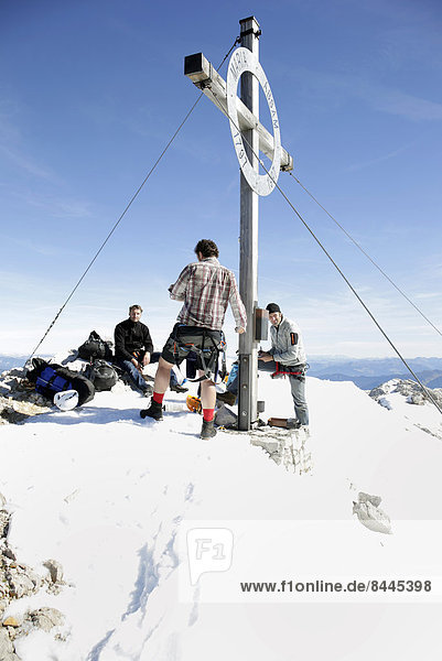 Österreich  Tirol  Karwendelgebirge  Bergsteiger am Gipfel