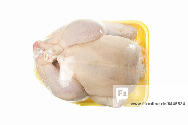 Huhn in transparenter Kunststoffverpackung  Studioaufnahme