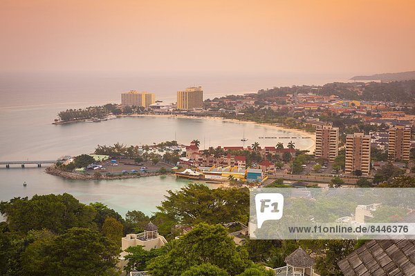 über  Küste  Großstadt  Karibik  Westindische Inseln  Mittelamerika  Ansicht  Erhöhte Ansicht  Aufsicht  heben  Jamaika  Ocho Rios
