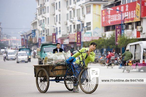 Frau  Straße  Fuhrwerk  bringen  Fahrrad  Rad  China  Yangshuo