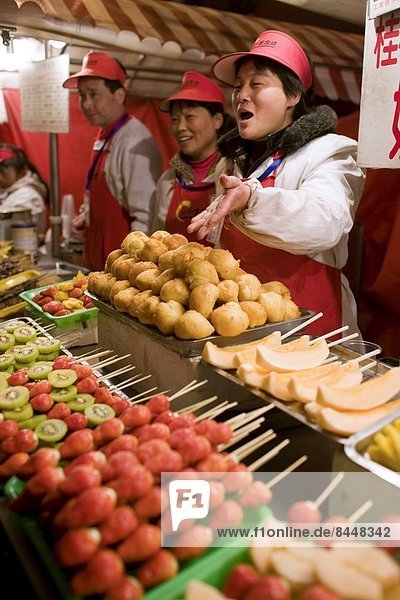 Blumenmarkt  Glasierter Apfel  Glasierte Äpfel  kandierter  Liebesapfel  Nacht  Frucht  verkaufen  Peking  Hauptstadt  China  Markt