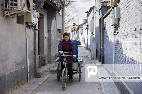 Frau  Fuhrwerk  Peking  Hauptstadt  Flasche  Bier  China  bringen  Dreirad