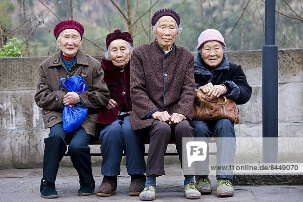 sitzend  Zusammenhalt  Frau  Senior  Senioren  chinesisch  Sitzbank  Bank  China  Chongqing