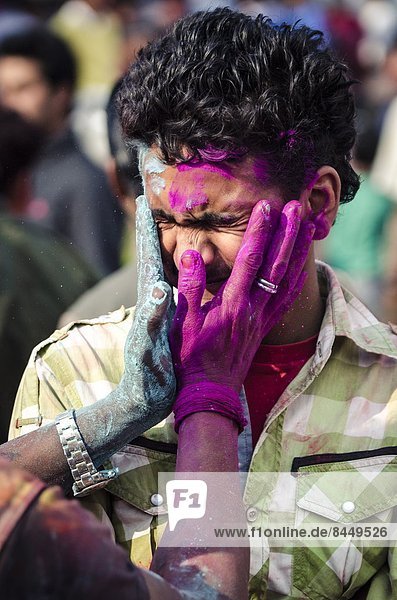 Kathmandu  Hauptstadt  Farbaufnahme  Farbe  Mann  Fest  festlich  Gesichtspuder  2  Festival  ersetzen  Asien  Nepal