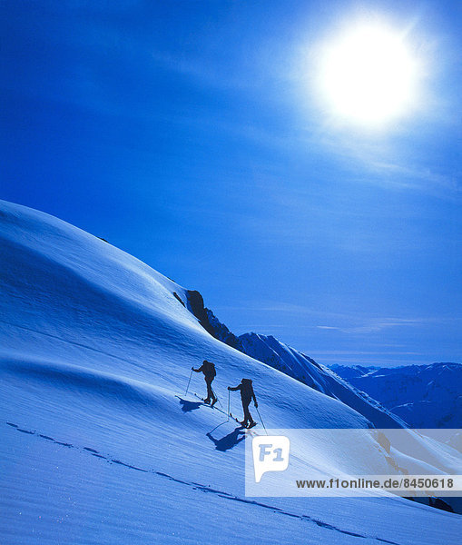 Zwei Skitourengeher am Arlberg  Tirol  Österreich