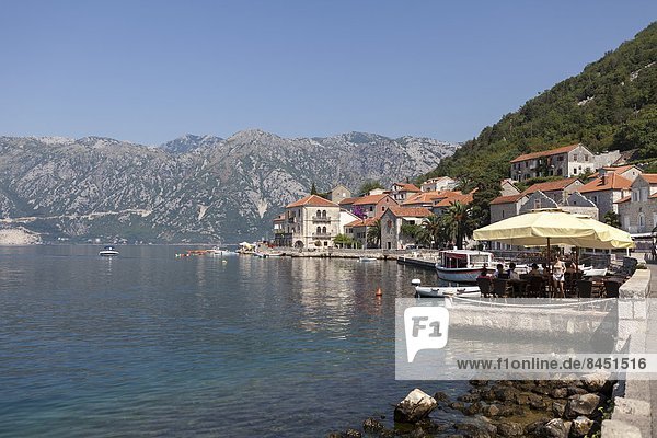 Hafen  Europa  Tourist  trinken  essen  essend  isst  Bevölkerungsgruppe  Bucht von Kotor  Montenegro