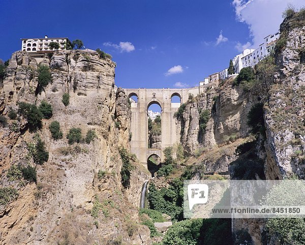 Europa  über  Brücke  Fluss  Schlucht  Andalusien  Provinz Malaga  Ronda  Spanien