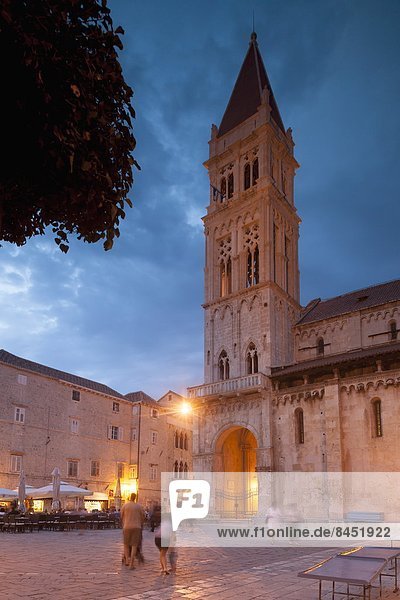 hoch  oben  beleuchtet  Europa  Kathedrale  Quadrat  Quadrate  quadratisch  quadratisches  quadratischer  UNESCO-Welterbe  Kroatien  Abenddämmerung  Trogir