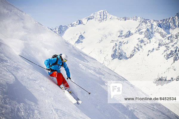 Volle Länge des Mannes auf der Piste