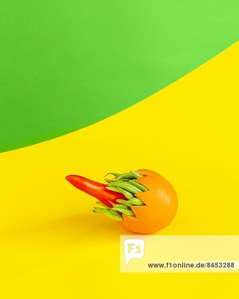Figur aus Orange,  Bohnen und Chili