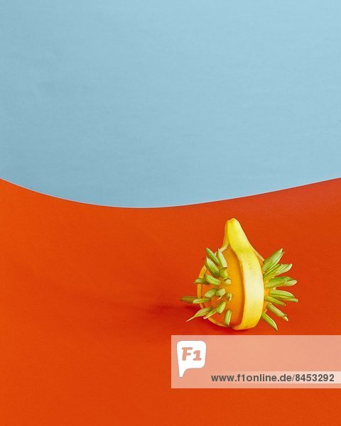 Figur aus Bohnen  Orange und Bananenschale