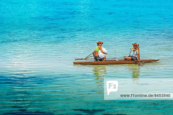 Zwei Frauen in einem Boot auf dem Meer,  Moorea,  Tahiti