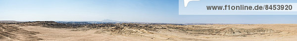 Mondlandschaft im Moon Valley  von Erosion zerfurchte Felsenlandschaft  Namib-Naukluft-Park  Namib-Wüste  Namibia