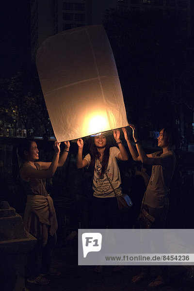 Junge Menschen lassen Lichtlaterne steigen  Chiang Mai  Thailand
