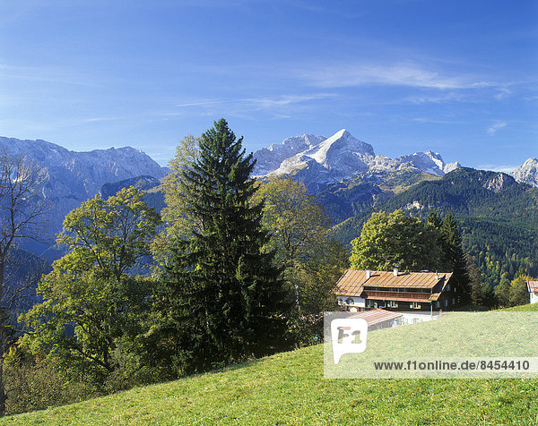 Gasthof Eckbauer vor der Alpspitze  Wetterstein  Oberbayern  Bayern  Deutschland