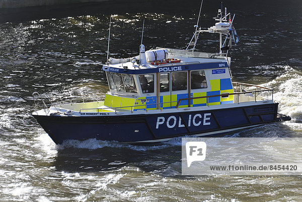 Polizeiboot unterwegs auf der Themse  London  Region London  England  Großbritannien