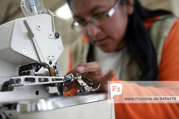 Schneiderin arbeitet an einer Nähmaschine  El Alto  Departamento La Paz  Bolivien