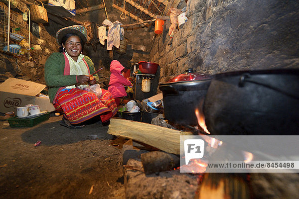 junge Frau junge Frauen kochen Tradition offen Küche Feuer Peru