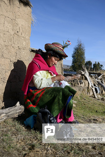 Junge Frau bestickt ein Tuch mit traditionellen Mustern  Techido de Chompa  Union Potrero  Quispillacta  Ayacucho  Peru
