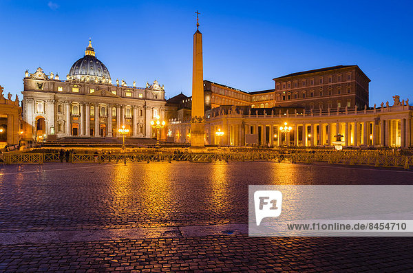 Die Basilika  Sankt Peter  Petersdom  mit Obelisk  dem Vatikanischen Palast und den Kolonaden des Bernini  Petersplatz  Vatikanstadt  Vatikan  Rom  Italien