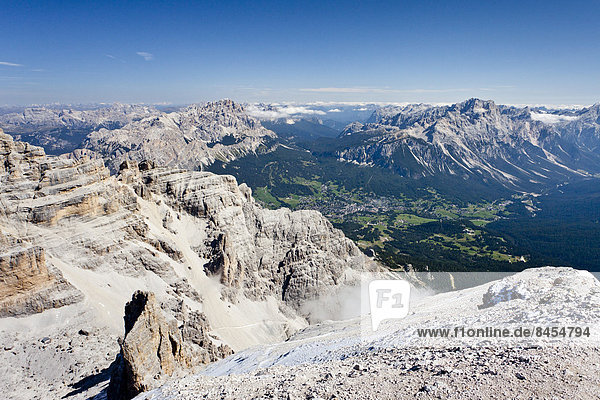 Ausblick vom Gipfel der Tofana di Rozes  hinten der Monte Cristallo  unten das Dorf Cortina d'Ampezzo  Ampezzaner Dolomiten  Belluno  Italien