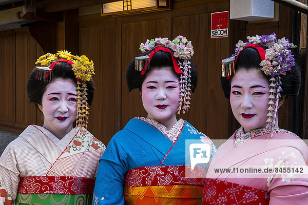 Traditionell gekleidete Geishas in Kyoto  Japan