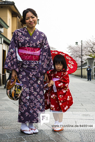 Traditionally dressed mother and daughter  Gion quarter  Kyoto  Japan