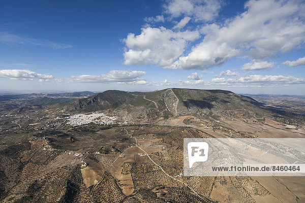 Luftbild  karge Landschaft in der Region Sierra de Cádiz  Andalusien  Spanien