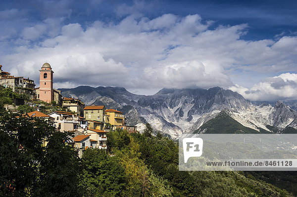 Dorf Fontia  hinten Carrara und die Apuanischen Alpen  Provinz Massa-Carrara  Toskana  Italien