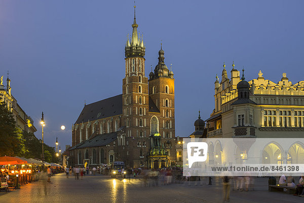 Gotische Marienkirche und Krakauer Tuchhallen  Stare Miasto Altstadt  Krakau  Woiwodschaft Kleinpolen  Polen