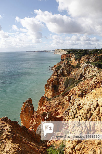 Schroffe Felsenküste der Algarve  Atlantik  Portugal