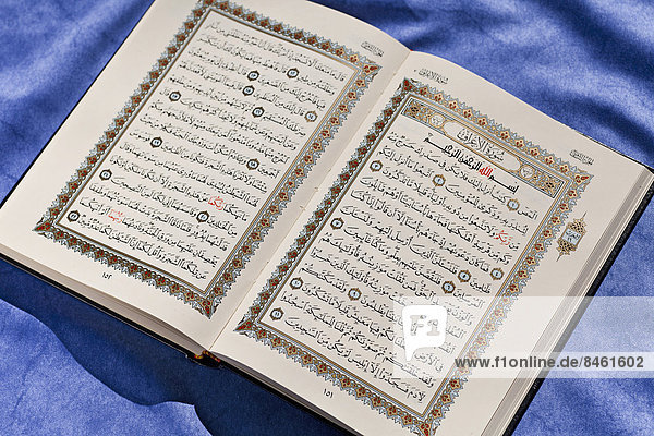 Aufgeschlagener Koran in arabischer Schrift