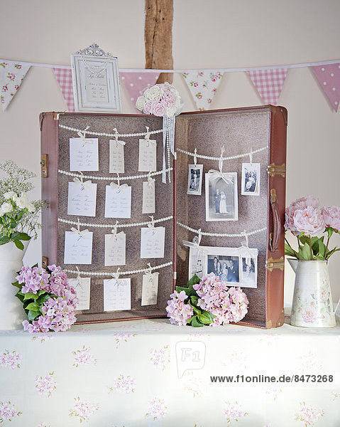 zeigen Organisation organisieren Fotografie Hochzeit Koffer innerhalb Tisch