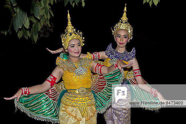 Zwei Tänzerinnen beim Lichterfest Loi Krathong  Chiang Mai  Thailand