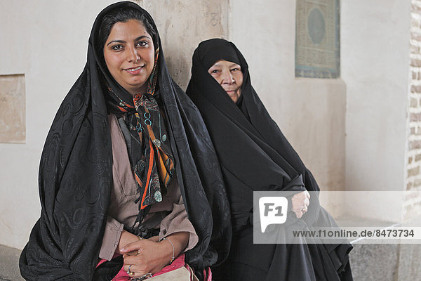Tochter und Mutter im Tschador  Yazd  Provinz Yazd  Persien  Iran