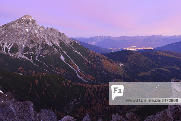 Die Serles  auch Waldrastspitze  im Herbst  in der Morgendämmerung  Tirol  Österreich