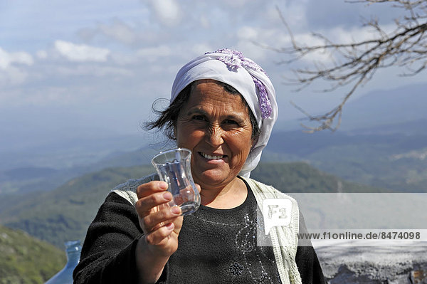 Türkin reicht ein Glas  bei Akyaka  Provinz Mu?la  Türkei