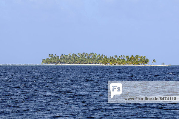 Lonely island with palm trees  Lemon Cays  San Blas Islands  Caribbean  Panama