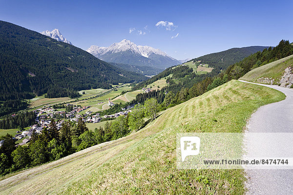 Berg Tal Dorf Rückansicht Dolomiten Trentino Südtirol Österreich Grenze Italien rechts Valle