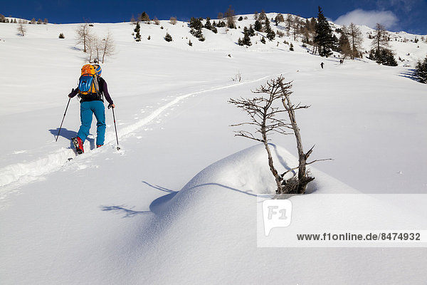 Wintersportlerin in verschneiter Winterlandschaft  Tirol  Österreich