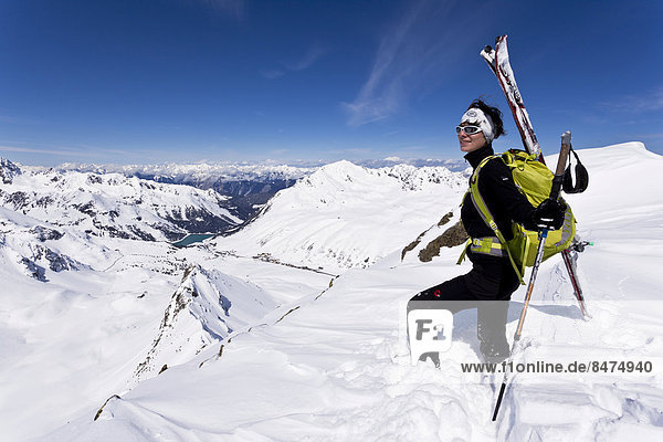 Wintersportlerin auf Berggipfel  Kühtai  Tirol  Österreich