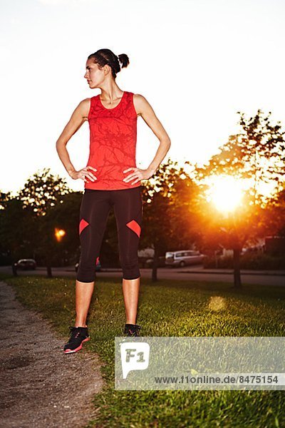 nahe  stehend  Fitnesstraining  Frau  Kleidung  Sonnenuntergang  folgen  rennen